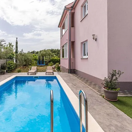 Three-bedroom In Apartamento *