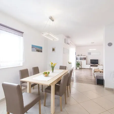 Apartamento Three-bedroom In Kaštel Novi