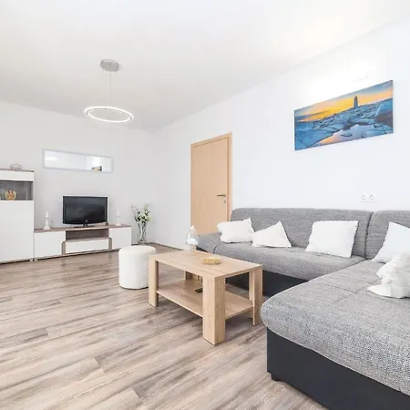 Three-bedroom In Apartamento Kaštel Novi