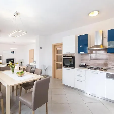Three-bedroom In Apartamento