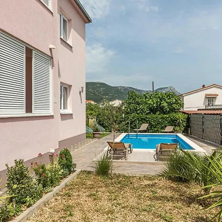 Three-bedroom In Apartamento Kaštel Novi